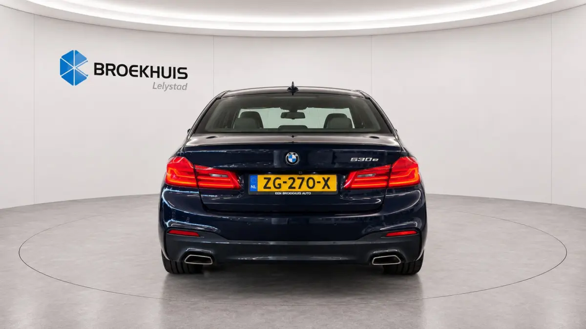 5-Serie 530e 292PK iPerformance HIGH EXECUTIVE M-SPORT AUTOMAAT / NAVI / LEDER / FULL-LED / CLIMA / PDC / 19" LMV / CAMERA / KEYLESS / PANO. DAK / WINTERPAKKET / CRUISECONTROL !!