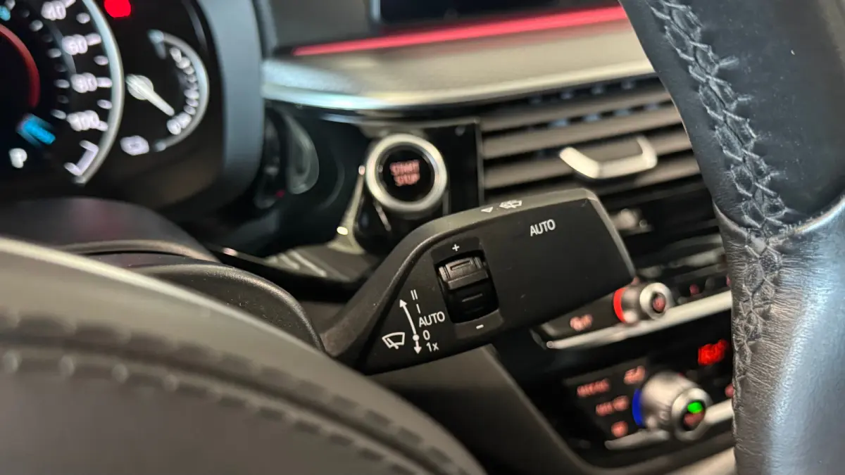 5-Serie 530e 292PK iPerformance HIGH EXECUTIVE M-SPORT AUTOMAAT / NAVI / LEDER / FULL-LED / CLIMA / PDC / 19" LMV / CAMERA / KEYLESS / PANO. DAK / WINTERPAKKET / CRUISECONTROL !!