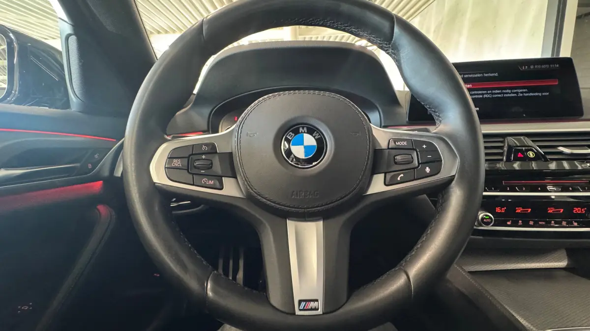 5-Serie 530e 292PK iPerformance HIGH EXECUTIVE M-SPORT AUTOMAAT / NAVI / LEDER / FULL-LED / CLIMA / PDC / 19" LMV / CAMERA / KEYLESS / PANO. DAK / WINTERPAKKET / CRUISECONTROL !!