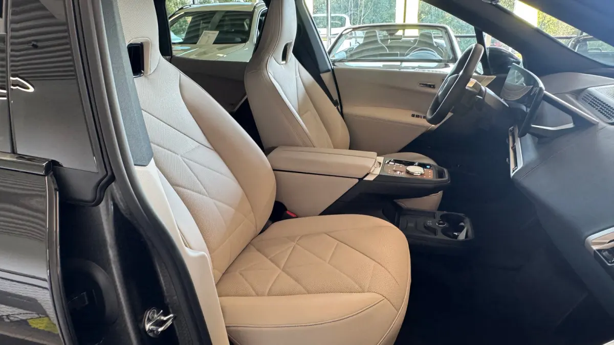 xDRIVE45 101KWH / LEDER / FULL-LED / SKY LOUNGE / SOFT-CLOSE / 22" LMV /  ELEKTR. TREKHAAK / LUCHTVERING / HARMAN KARDON / ORG. NL. / FULL OPTIONS / NIEUWSTAAT !!