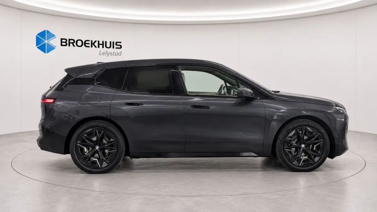 xDRIVE45 101KWH / LEDER / FULL-LED / SKY LOUNGE / SOFT-CLOSE / 22" LMV /  ELEKTR. TREKHAAK / LUCHTVERING / HARMAN KARDON / ORG. NL. / FULL OPTIONS / NIEUWSTAAT !!