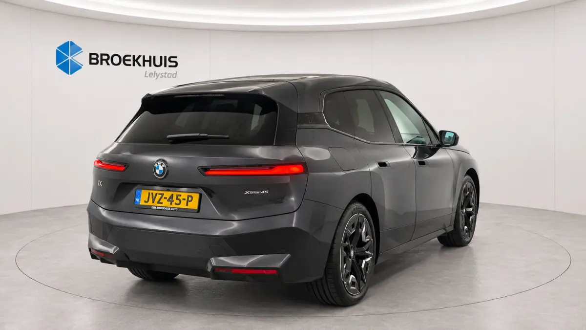 xDRIVE45 101KWH / LEDER / FULL-LED / SKY LOUNGE / SOFT-CLOSE / 22" LMV /  ELEKTR. TREKHAAK / LUCHTVERING / HARMAN KARDON / ORG. NL. / FULL OPTIONS / NIEUWSTAAT !!