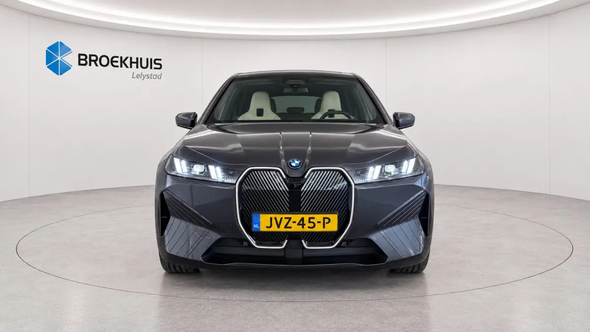 xDRIVE45 101KWH / LEDER / FULL-LED / SKY LOUNGE / SOFT-CLOSE / 22" LMV /  ELEKTR. TREKHAAK / LUCHTVERING / HARMAN KARDON / ORG. NL. / FULL OPTIONS / NIEUWSTAAT !!