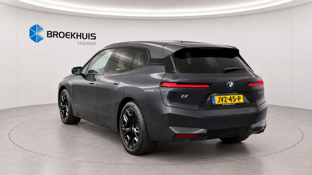 xDRIVE45 101KWH / LEDER / FULL-LED / SKY LOUNGE / SOFT-CLOSE / 22" LMV /  ELEKTR. TREKHAAK / LUCHTVERING / HARMAN KARDON / ORG. NL. / FULL OPTIONS / NIEUWSTAAT !!