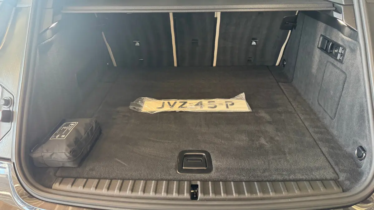 xDRIVE45 101KWH / LEDER / FULL-LED / SKY LOUNGE / SOFT-CLOSE / 22" LMV /  ELEKTR. TREKHAAK / LUCHTVERING / HARMAN KARDON / ORG. NL. / FULL OPTIONS / NIEUWSTAAT !!