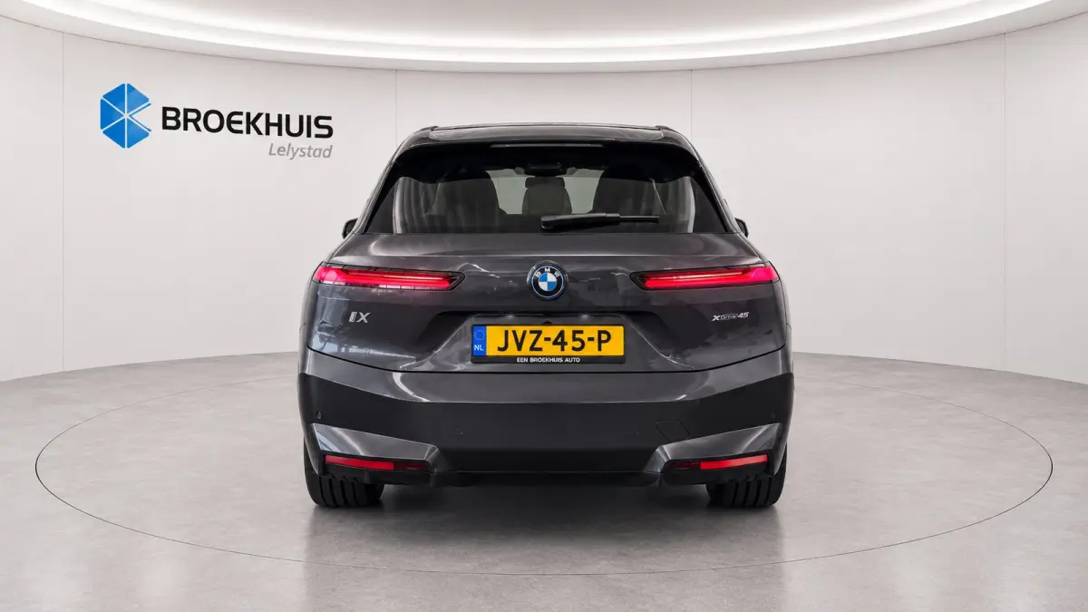 xDRIVE45 101KWH / LEDER / FULL-LED / SKY LOUNGE / SOFT-CLOSE / 22" LMV /  ELEKTR. TREKHAAK / LUCHTVERING / HARMAN KARDON / ORG. NL. / FULL OPTIONS / NIEUWSTAAT !!