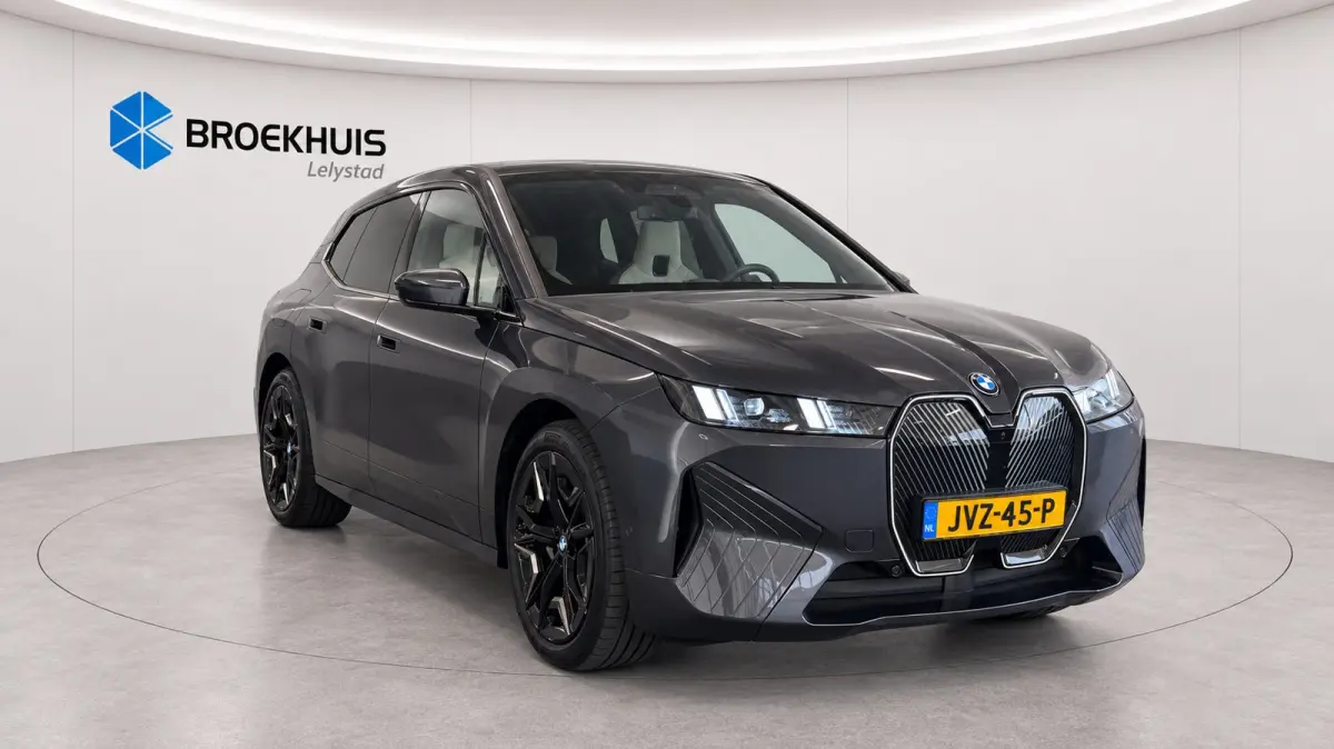 xDRIVE45 101KWH / LEDER / FULL-LED / SKY LOUNGE / SOFT-CLOSE / 22" LMV /  ELEKTR. TREKHAAK / LUCHTVERING / HARMAN KARDON / ORG. NL. / FULL OPTIONS / NIEUWSTAAT !!