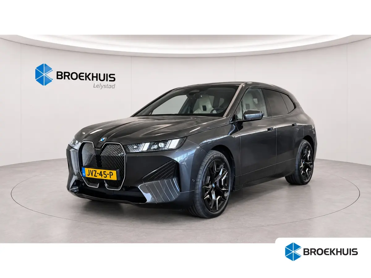 xDRIVE45 101KWH / LEDER / FULL-LED / SKY LOUNGE / SOFT-CLOSE / 22" LMV /  ELEKTR. TREKHAAK / LUCHTVERING / HARMAN KARDON / ORG. NL. / FULL OPTIONS / NIEUWSTAAT !!