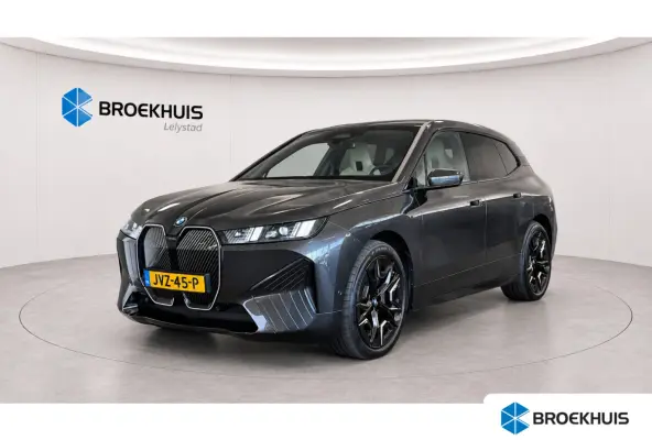 xDRIVE45 101KWH / LEDER / FULL-LED / SKY LOUNGE / SOFT-CLOSE / 22" LMV /  ELEKTR. TREKHAAK / LUCHTVERING / HARMAN KARDON / ORG. NL. / FULL OPTIONS / NIEUWSTAAT !!