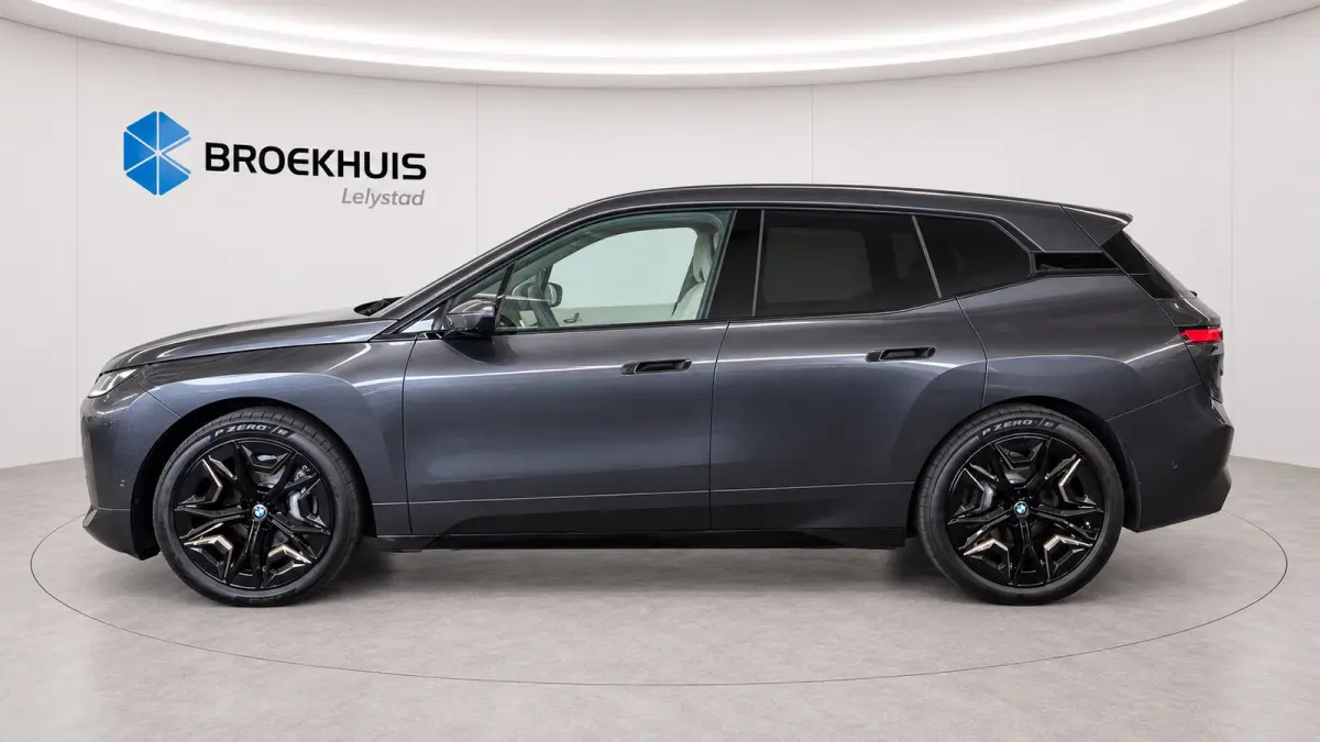 xDRIVE45 101KWH / LEDER / FULL-LED / SKY LOUNGE / SOFT-CLOSE / 22" LMV /  ELEKTR. TREKHAAK / LUCHTVERING / HARMAN KARDON / ORG. NL. / FULL OPTIONS / NIEUWSTAAT !!