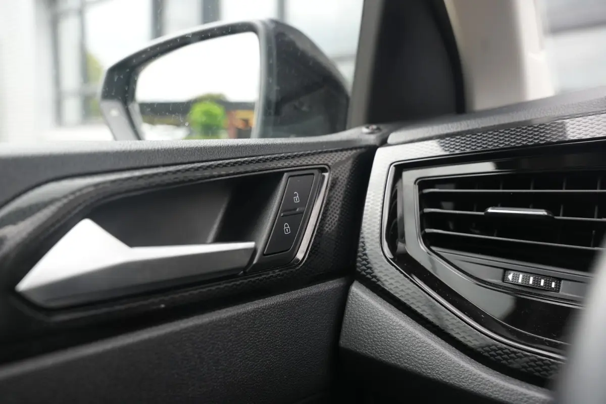 1.0 TSI Life Business Apple carplay Getint glas Airco Emergency braking DAB+ File assistent Navi