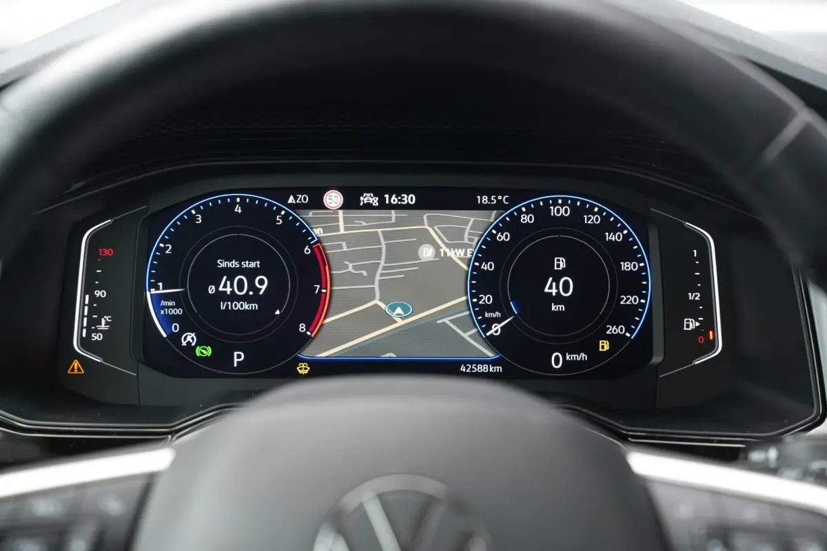1.0 TSI Life Business Apple carplay Getint glas Airco Emergency braking DAB+ File assistent Navi