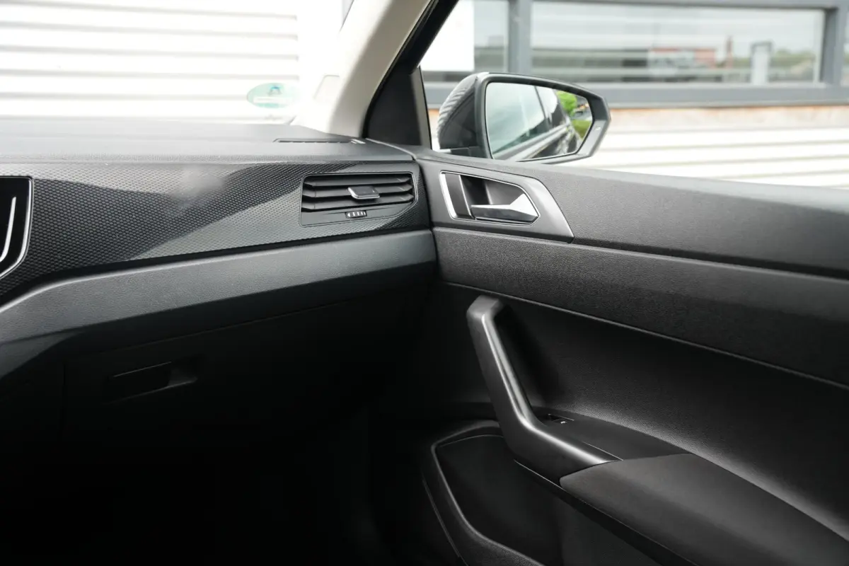 1.0 TSI Life Business Apple carplay Getint glas Airco Emergency braking DAB+ File assistent Navi