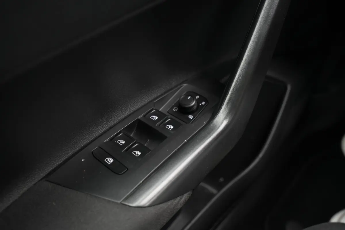 1.0 TSI Life Business Apple carplay Getint glas Airco Emergency braking DAB+ File assistent Navi