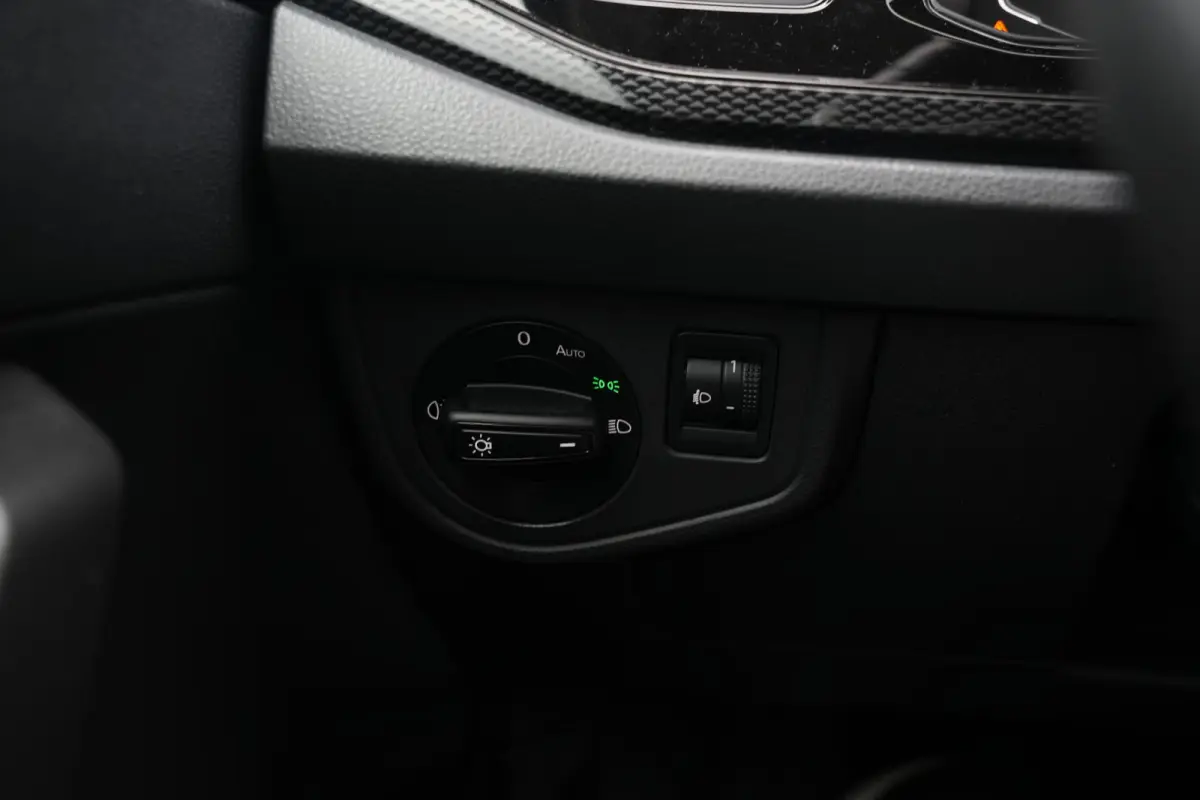 1.0 TSI Life Business Apple carplay Getint glas Airco Emergency braking DAB+ File assistent Navi