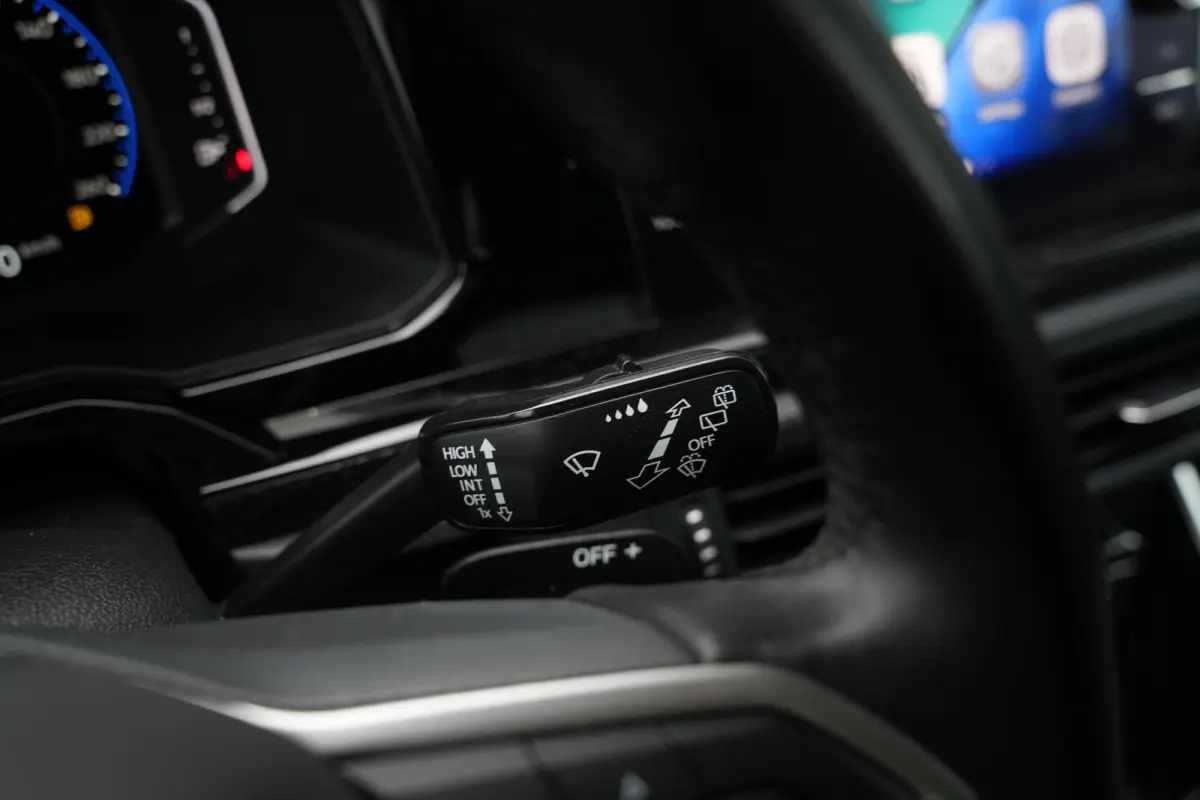 1.0 TSI Life Business Apple carplay Getint glas Airco Emergency braking DAB+ File assistent Navi