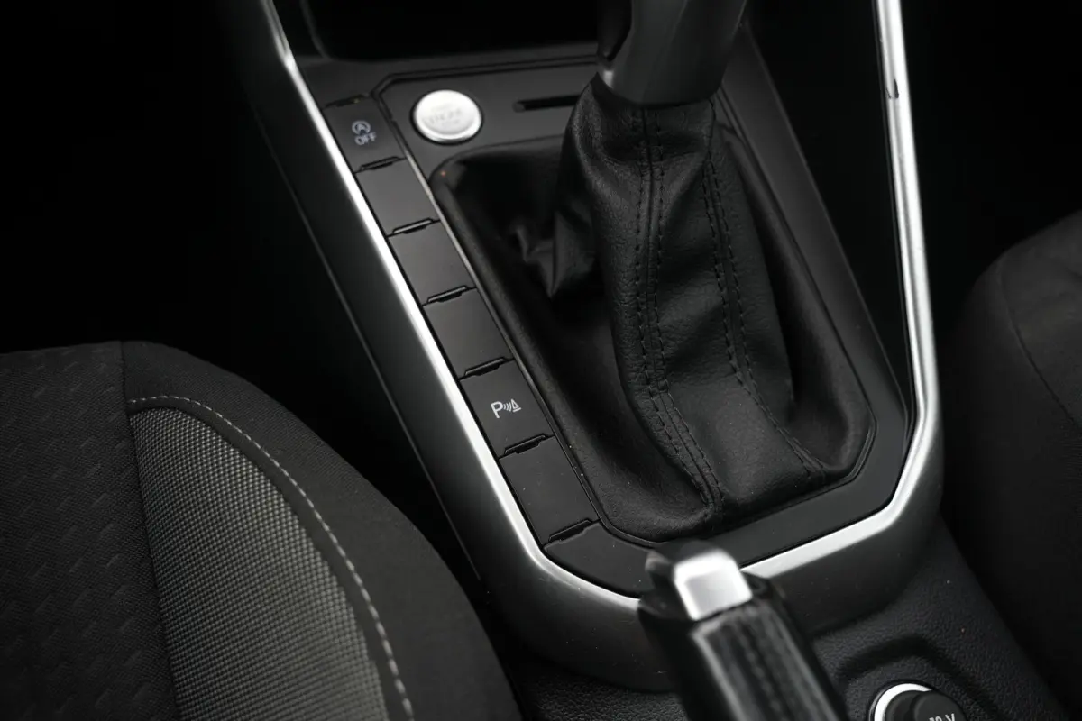 1.0 TSI Life Business Apple carplay Getint glas Airco Emergency braking DAB+ File assistent Navi