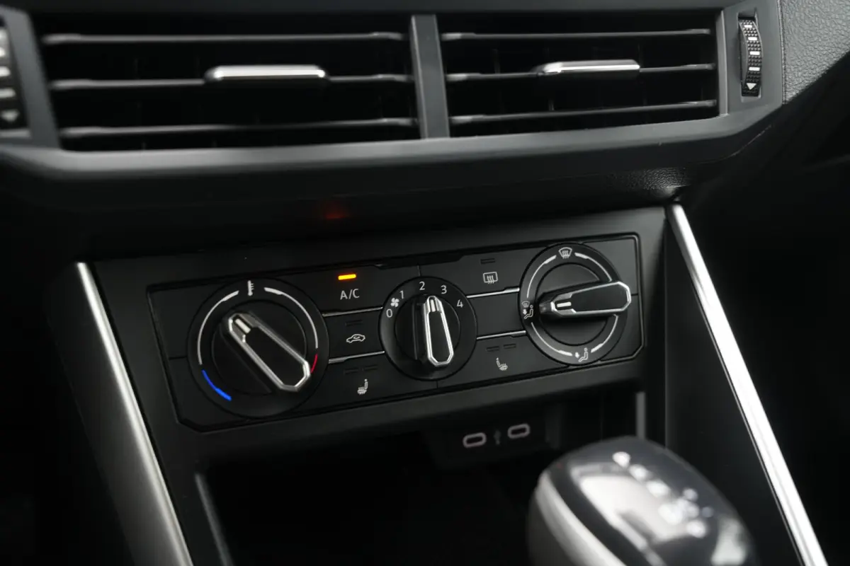 1.0 TSI Life Business Apple carplay Getint glas Airco Emergency braking DAB+ File assistent Navi