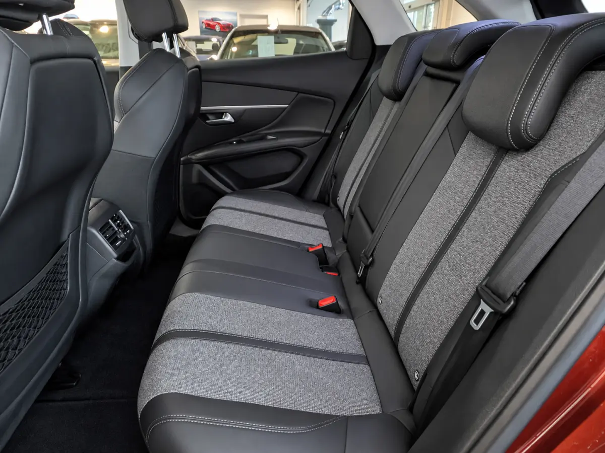 1.2 PureTech Allure Automaat Airco, Cruise Control, Trekhaak, Stuurbekrachtiging