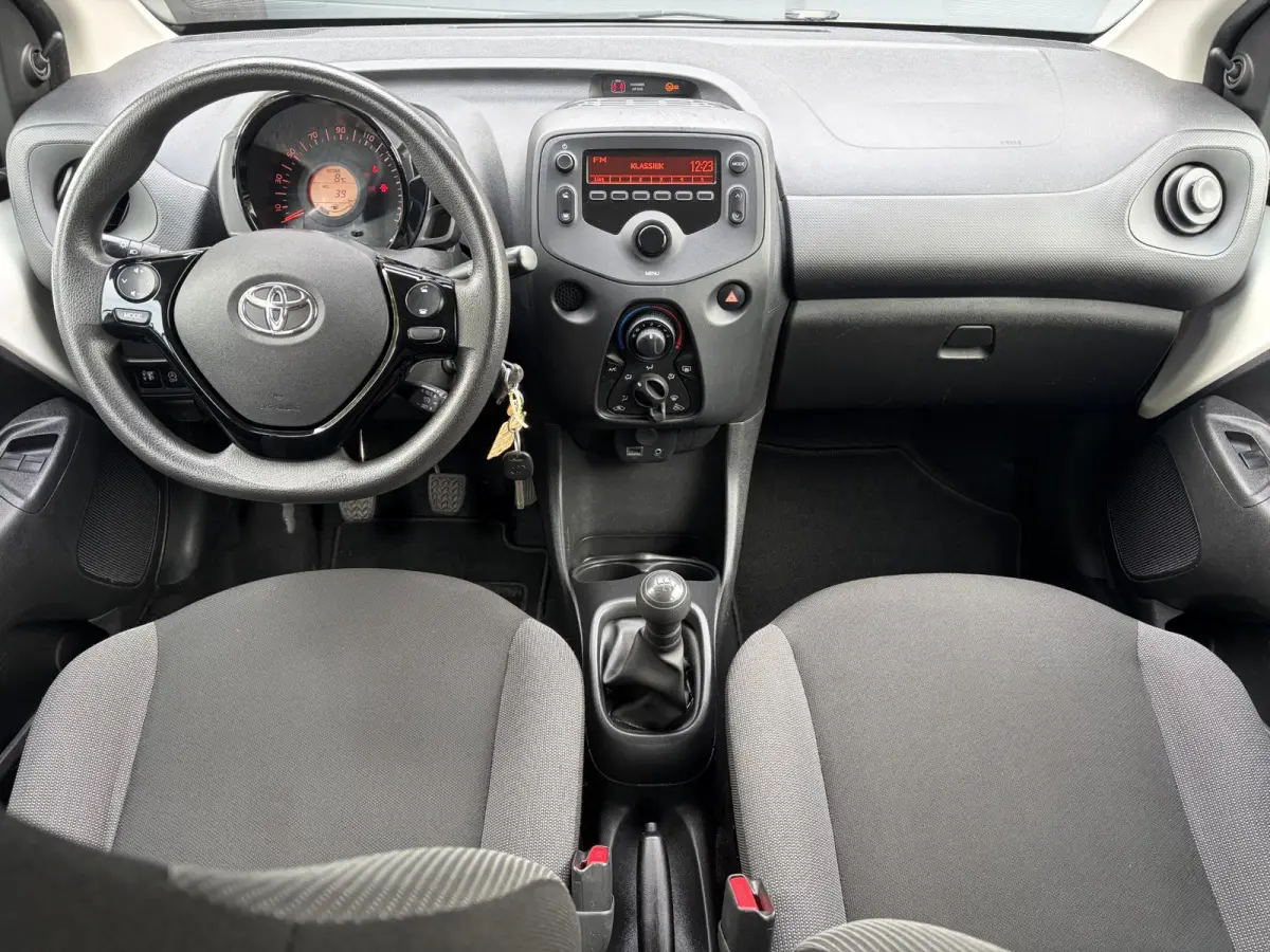 1.0 VVT-i x-fun ✓Airco✓Cruise✓Trekhaak✓Zeer Zuinig✓5 Deurs✓N.A.P✓Apk tot 04-2027