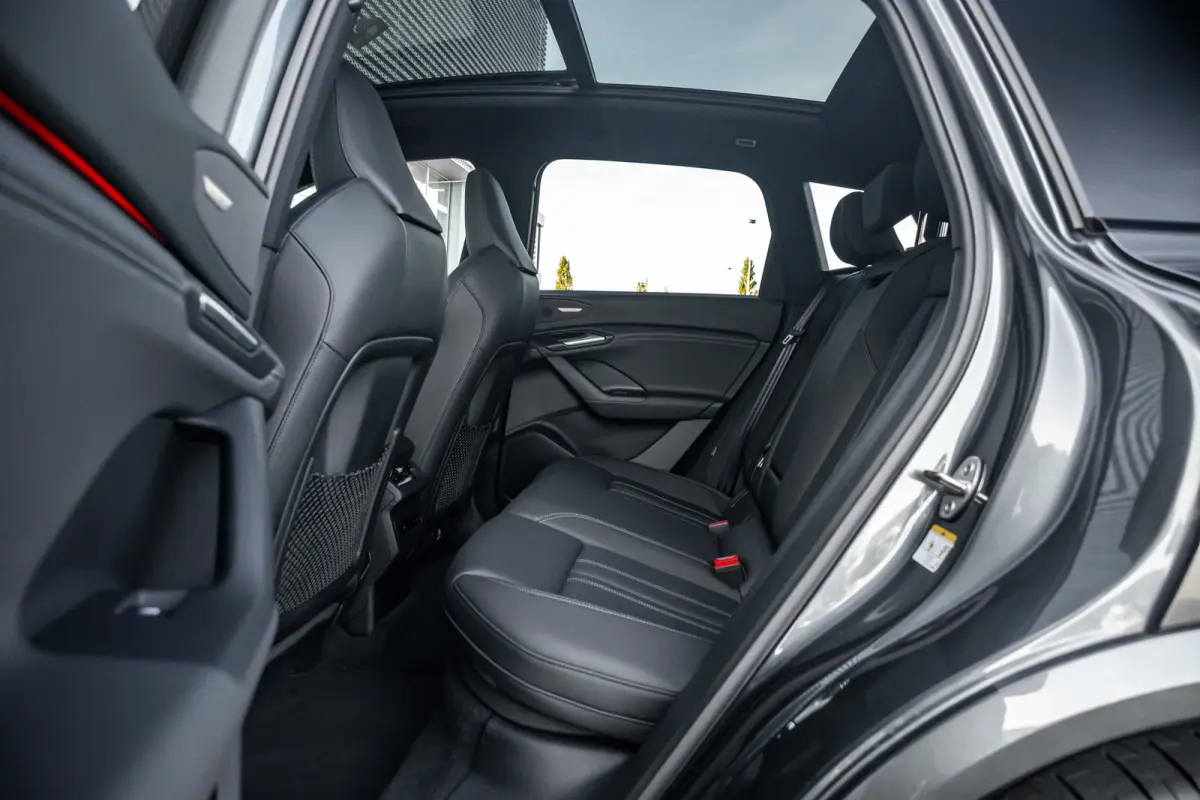 S edition performance 100 kWh | Achterstoelen verwarmd | Apple Carplay/Android Auto|telefoonintegratie premium | Cruise control adaptief | Panoramadak | Luchtvering | Trekhaak | Bang & Olufs