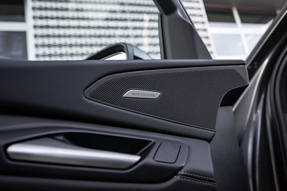 S edition performance 100 kWh | Achterstoelen verwarmd | Apple Carplay/Android Auto|telefoonintegratie premium | Cruise control adaptief | Panoramadak | Luchtvering | Trekhaak | Bang & Olufs