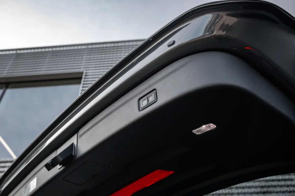 S edition performance 100 kWh | Achterstoelen verwarmd | Apple Carplay/Android Auto|telefoonintegratie premium | Cruise control adaptief | Panoramadak | Luchtvering | Trekhaak | Bang & Olufs