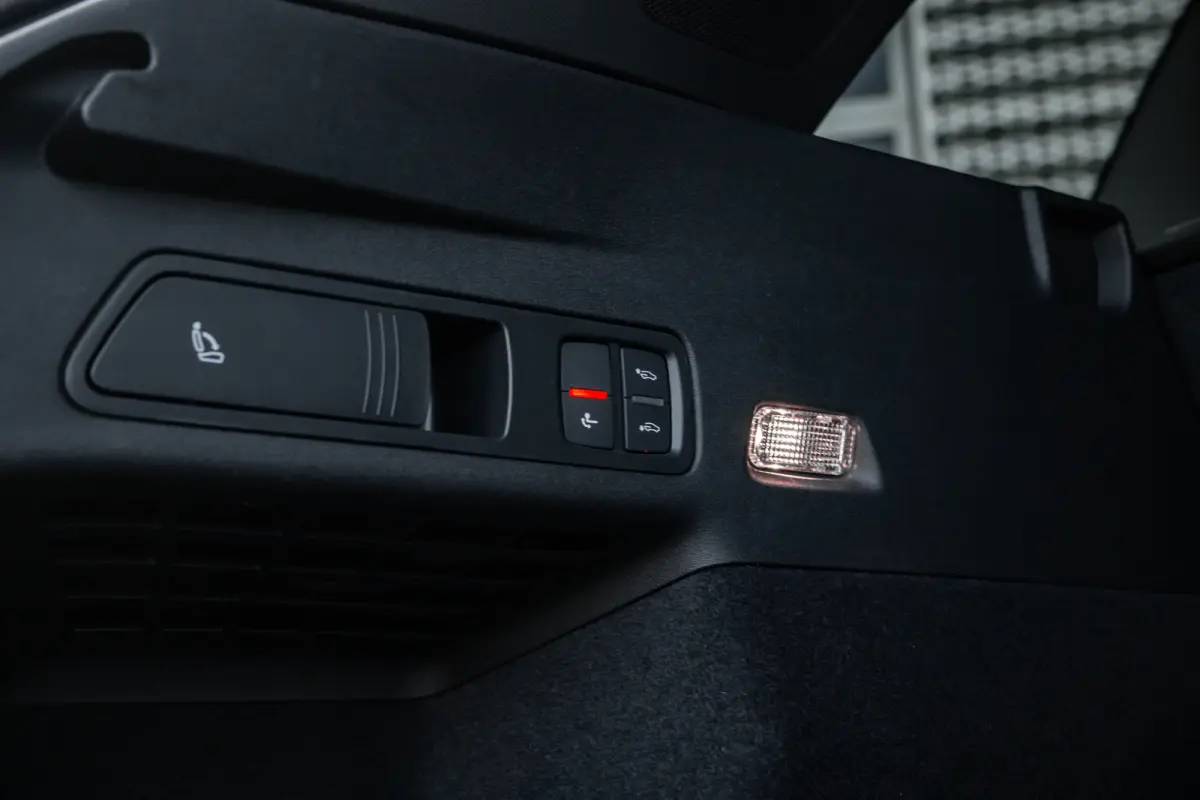 S edition performance 100 kWh | Achterstoelen verwarmd | Apple Carplay/Android Auto|telefoonintegratie premium | Cruise control adaptief | Panoramadak | Luchtvering | Trekhaak | Bang & Olufs