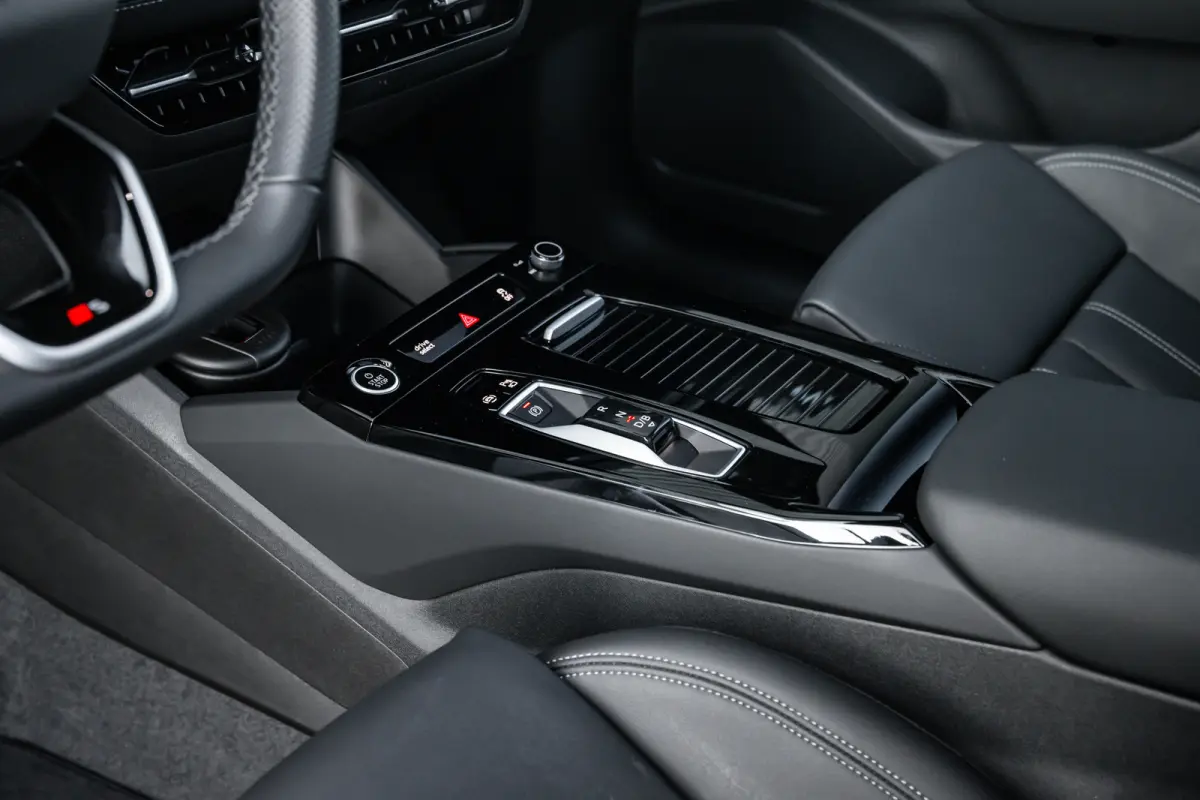 S edition performance 100 kWh | Achterstoelen verwarmd | Apple Carplay/Android Auto|telefoonintegratie premium | Cruise control adaptief | Panoramadak | Luchtvering | Trekhaak | Bang & Olufs