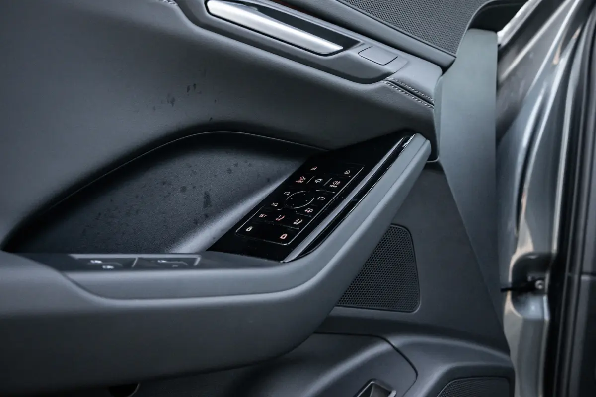 S edition performance 100 kWh | Achterstoelen verwarmd | Apple Carplay/Android Auto|telefoonintegratie premium | Cruise control adaptief | Panoramadak | Luchtvering | Trekhaak | Bang & Olufs