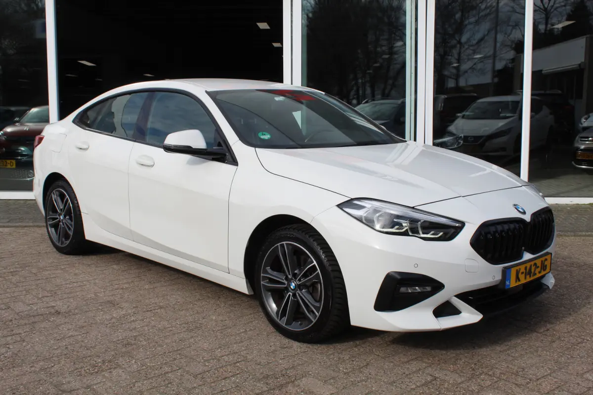218i Executive Edition//Stoelverwarming//LED//Carplay!!