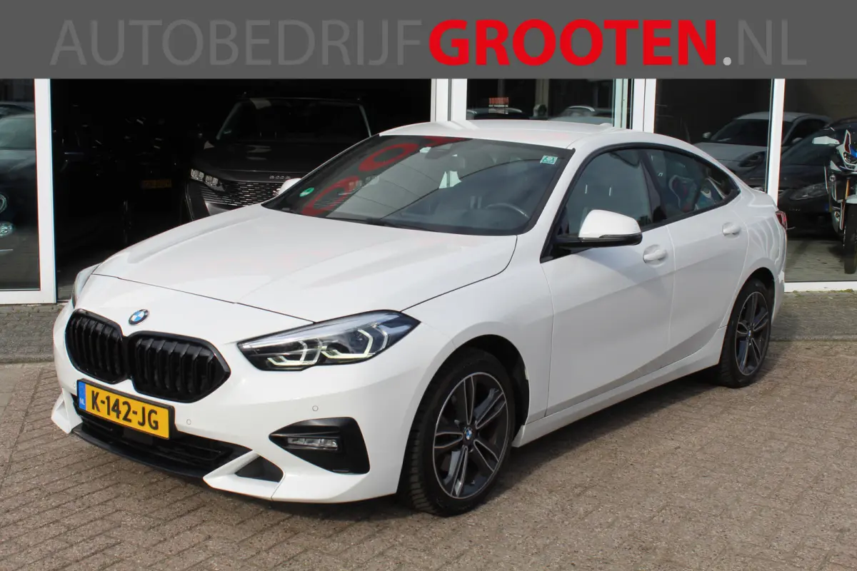 218i Executive Edition//Stoelverwarming//LED//Carplay!!