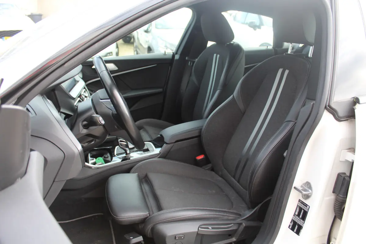218i Executive Edition//Stoelverwarming//LED//Carplay!!