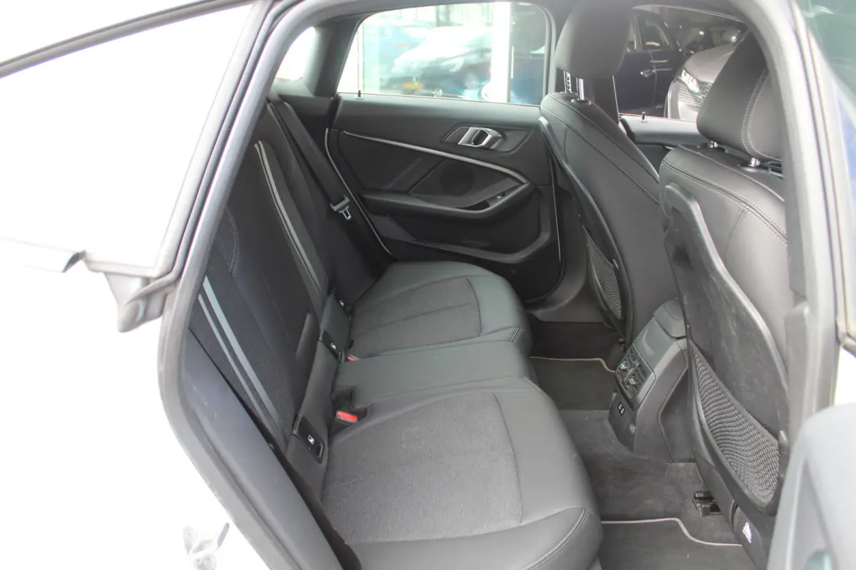 218i Executive Edition//Stoelverwarming//LED//Carplay!!
