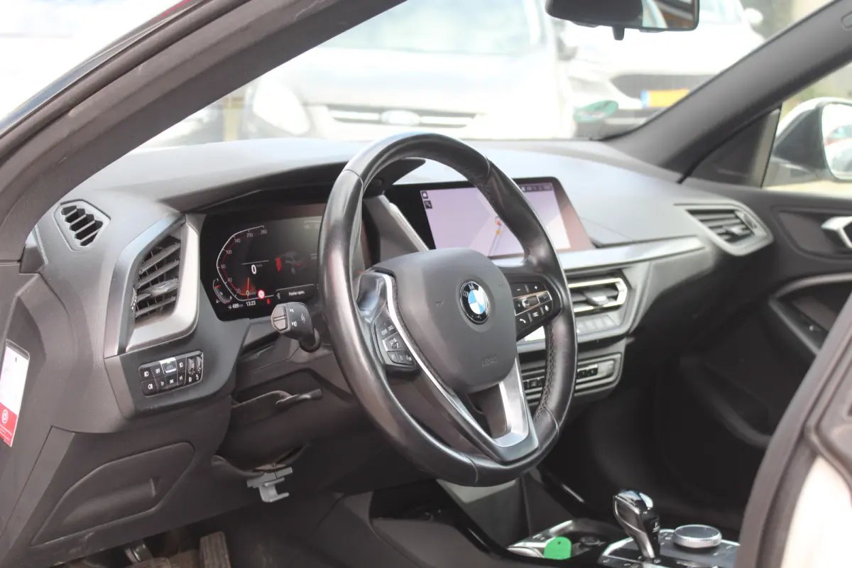218i Executive Edition//Stoelverwarming//LED//Carplay!!