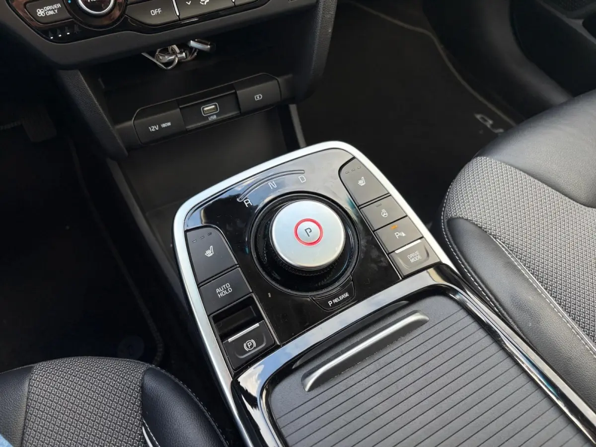 DynamicPlusLine 64 kWh | *1E EIGENAAR | FABRIEKSGARANTIE | SCHUIF- KANTELDAK | APPLE CARPLAY/ ANDROID AUTO | NAVI | CAMERA | STUUR/ STOELVERWARMING | STOF/ LEDER | ETC…