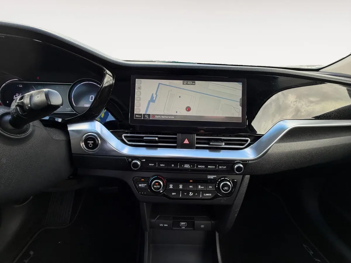 DynamicPlusLine 64 kWh | *1E EIGENAAR | FABRIEKSGARANTIE | SCHUIF- KANTELDAK | APPLE CARPLAY/ ANDROID AUTO | NAVI | CAMERA | STUUR/ STOELVERWARMING | STOF/ LEDER | ETC…