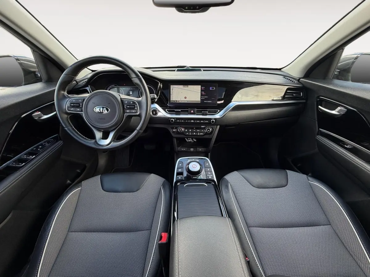 DynamicPlusLine 64 kWh | *1E EIGENAAR | FABRIEKSGARANTIE | SCHUIF- KANTELDAK | APPLE CARPLAY/ ANDROID AUTO | NAVI | CAMERA | STUUR/ STOELVERWARMING | STOF/ LEDER | ETC…