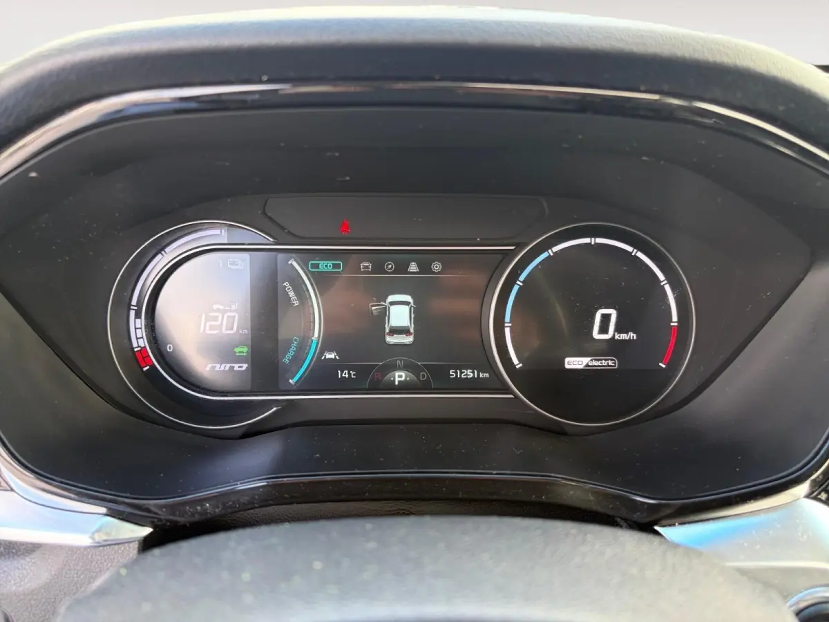 DynamicPlusLine 64 kWh | *1E EIGENAAR | FABRIEKSGARANTIE | SCHUIF- KANTELDAK | APPLE CARPLAY/ ANDROID AUTO | NAVI | CAMERA | STUUR/ STOELVERWARMING | STOF/ LEDER | ETC…