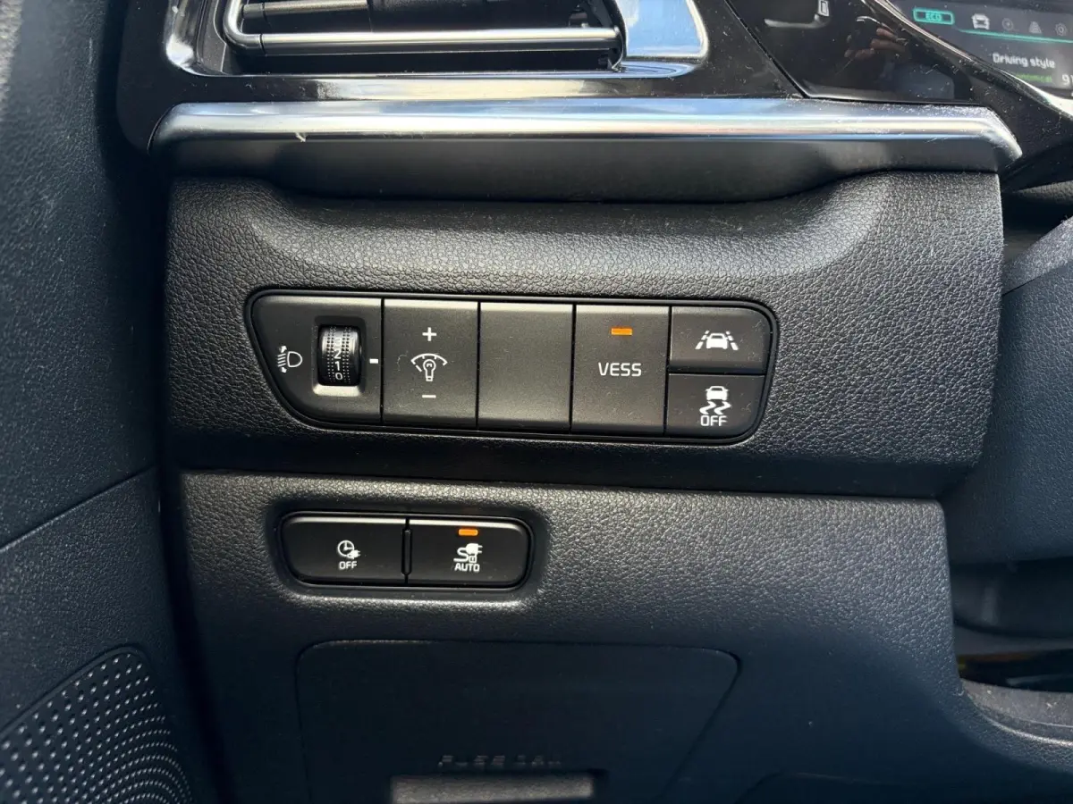 DynamicPlusLine 64 kWh | *1E EIGENAAR | FABRIEKSGARANTIE | SCHUIF- KANTELDAK | APPLE CARPLAY/ ANDROID AUTO | NAVI | CAMERA | STUUR/ STOELVERWARMING | STOF/ LEDER | ETC…