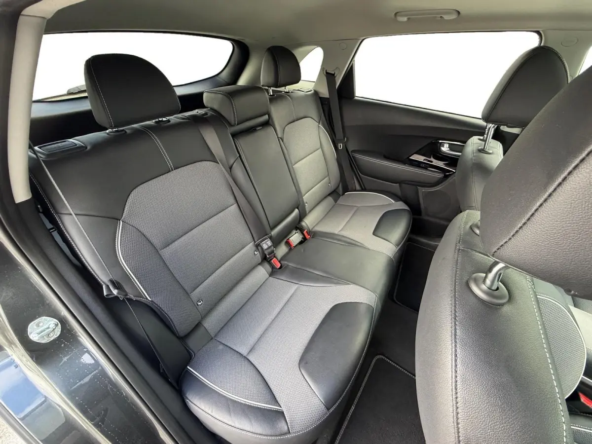 DynamicPlusLine 64 kWh | *1E EIGENAAR | FABRIEKSGARANTIE | SCHUIF- KANTELDAK | APPLE CARPLAY/ ANDROID AUTO | NAVI | CAMERA | STUUR/ STOELVERWARMING | STOF/ LEDER | ETC…