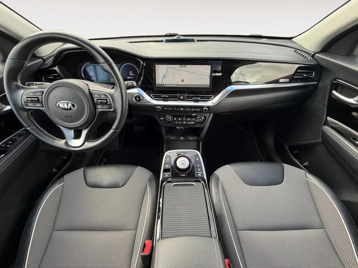 DynamicPlusLine 64 kWh | *1E EIGENAAR | FABRIEKSGARANTIE | SCHUIF- KANTELDAK | APPLE CARPLAY/ ANDROID AUTO | NAVI | CAMERA | STUUR/ STOELVERWARMING | STOF/ LEDER | ETC…