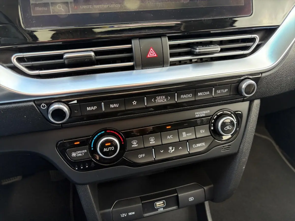 DynamicPlusLine 64 kWh | *1E EIGENAAR | FABRIEKSGARANTIE | SCHUIF- KANTELDAK | APPLE CARPLAY/ ANDROID AUTO | NAVI | CAMERA | STUUR/ STOELVERWARMING | STOF/ LEDER | ETC…