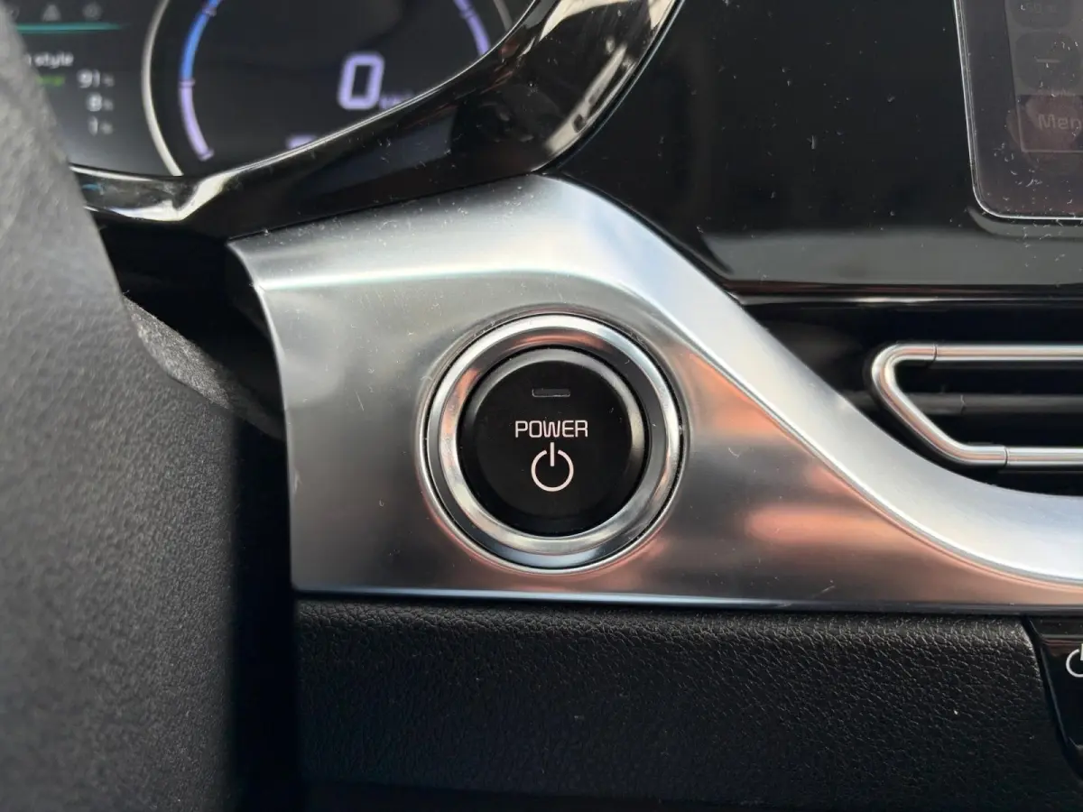 DynamicPlusLine 64 kWh | *1E EIGENAAR | FABRIEKSGARANTIE | SCHUIF- KANTELDAK | APPLE CARPLAY/ ANDROID AUTO | NAVI | CAMERA | STUUR/ STOELVERWARMING | STOF/ LEDER | ETC…