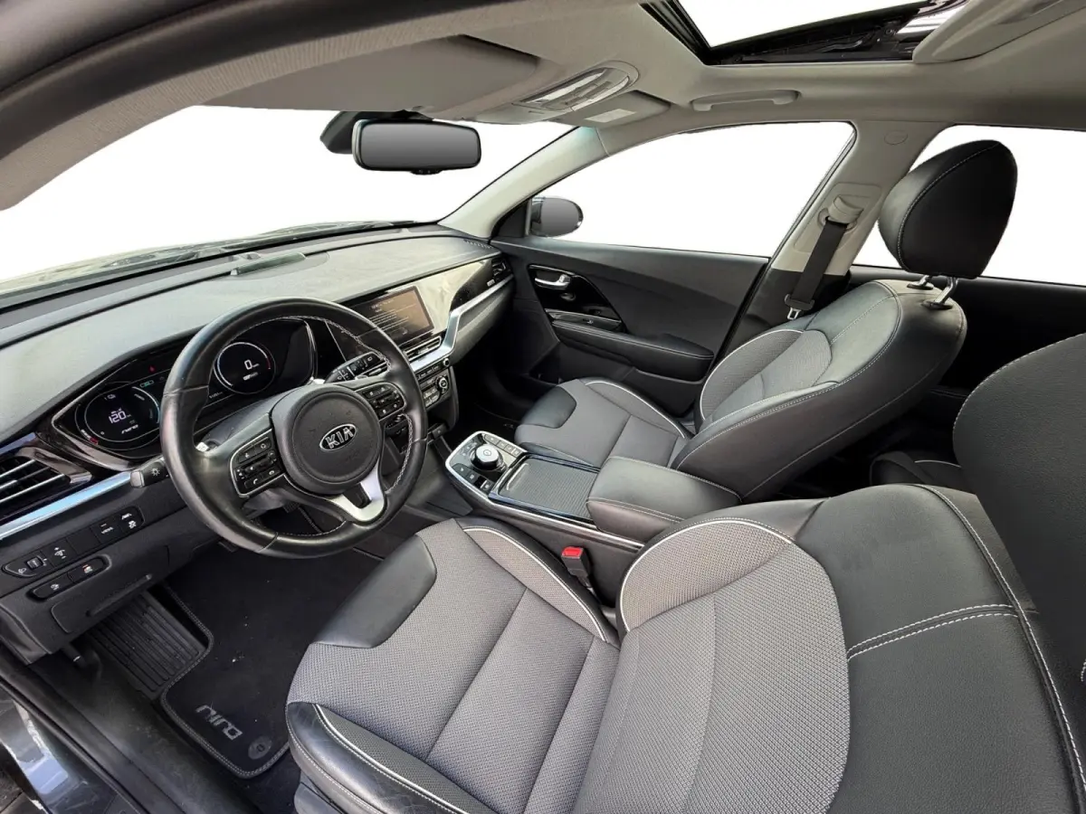 DynamicPlusLine 64 kWh | *1E EIGENAAR | FABRIEKSGARANTIE | SCHUIF- KANTELDAK | APPLE CARPLAY/ ANDROID AUTO | NAVI | CAMERA | STUUR/ STOELVERWARMING | STOF/ LEDER | ETC…