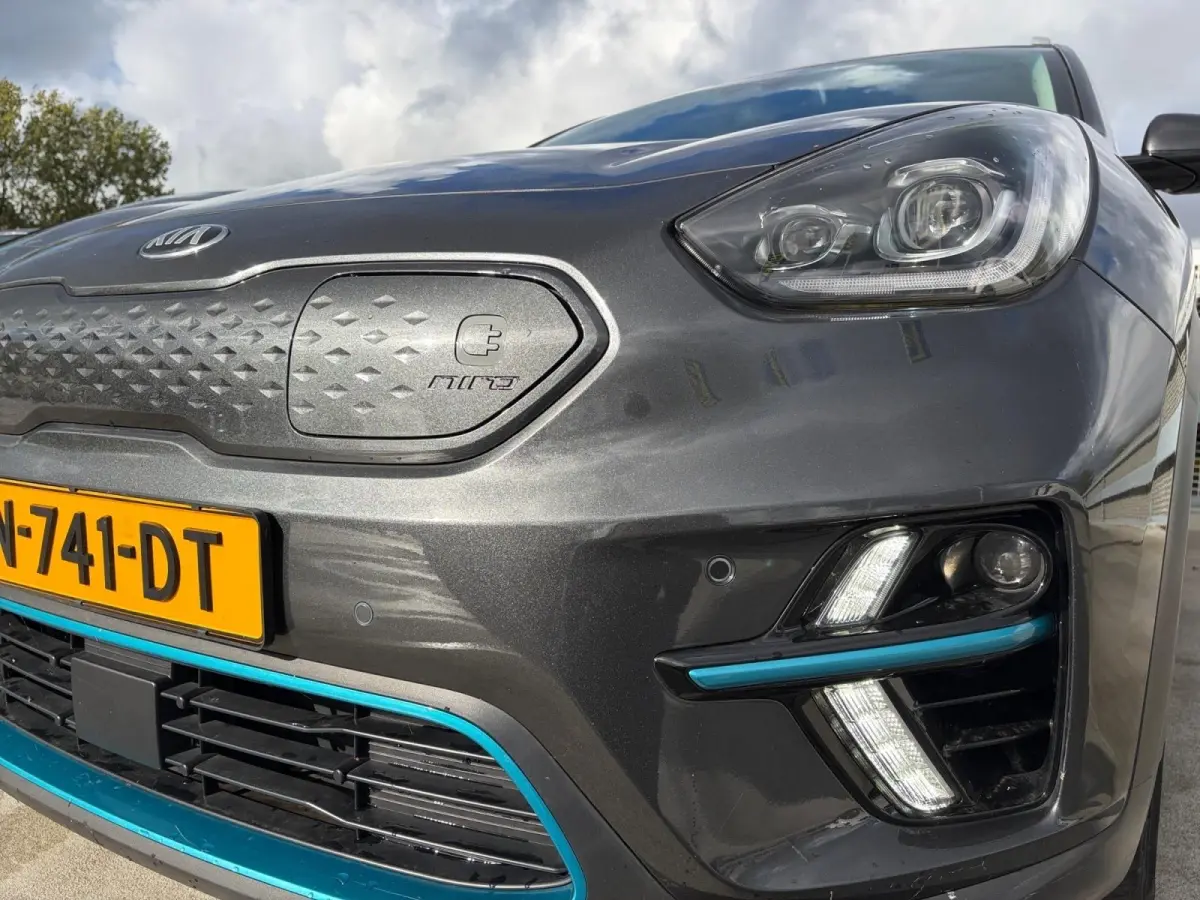 DynamicPlusLine 64 kWh | *1E EIGENAAR | FABRIEKSGARANTIE | SCHUIF- KANTELDAK | APPLE CARPLAY/ ANDROID AUTO | NAVI | CAMERA | STUUR/ STOELVERWARMING | STOF/ LEDER | ETC…