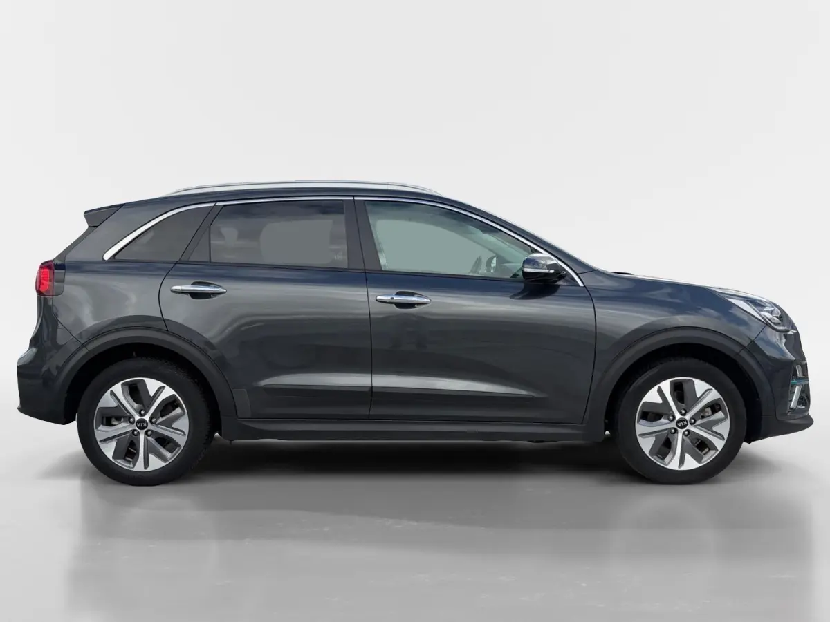 DynamicPlusLine 64 kWh | *1E EIGENAAR | FABRIEKSGARANTIE | SCHUIF- KANTELDAK | APPLE CARPLAY/ ANDROID AUTO | NAVI | CAMERA | STUUR/ STOELVERWARMING | STOF/ LEDER | ETC…