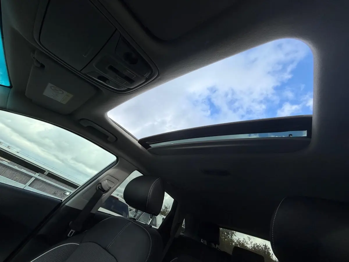 DynamicPlusLine 64 kWh | *1E EIGENAAR | FABRIEKSGARANTIE | SCHUIF- KANTELDAK | APPLE CARPLAY/ ANDROID AUTO | NAVI | CAMERA | STUUR/ STOELVERWARMING | STOF/ LEDER | ETC…