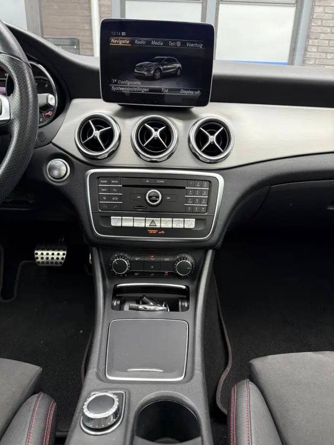 250 Premium Plus AUTOMAAT | PANODAK | TREKHAAK | LED | DAB | CARPLAY |