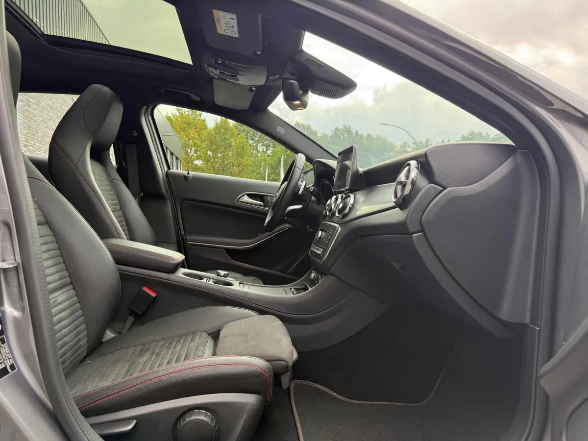 250 Premium Plus AUTOMAAT | PANODAK | TREKHAAK | LED | DAB | CARPLAY |